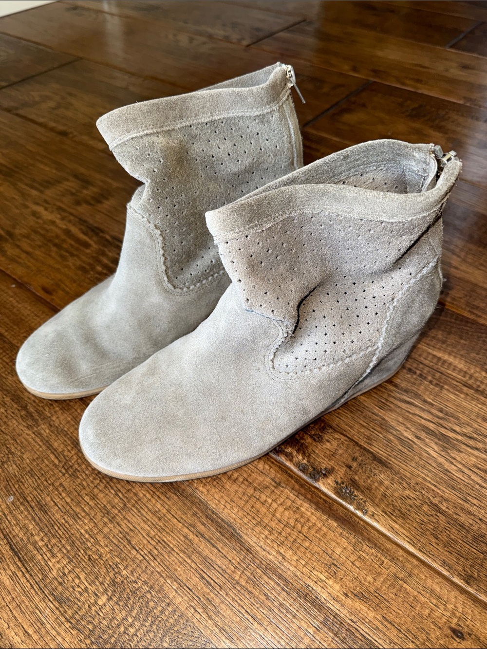 Dolce Vita Women's SIZE 8 Taupe/Green Suede Ankle Booties with small wedge.